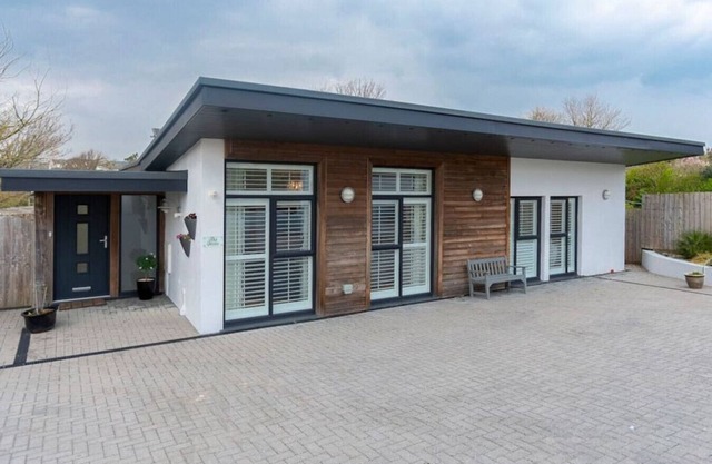 Modern, luxury bungalow - perfect for families or friends to relax!
