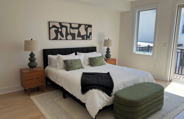 Modern Luxury Condo & Roof Deck 15 Mins to NYC