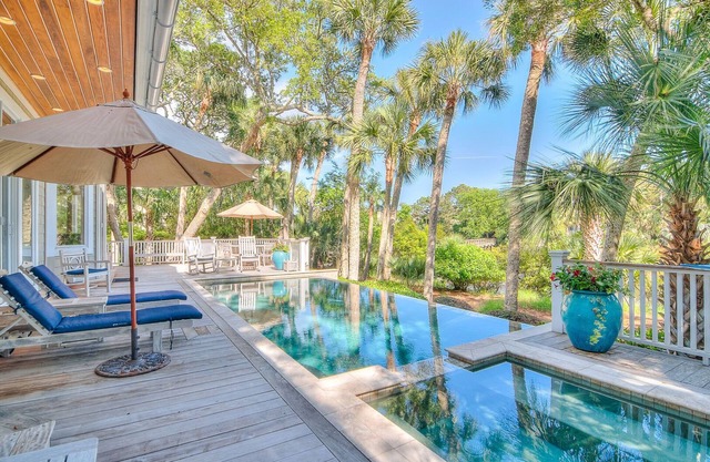 Modern Luxury in Kiawah: Walk To Beach, Private Pool And Hot Tub!