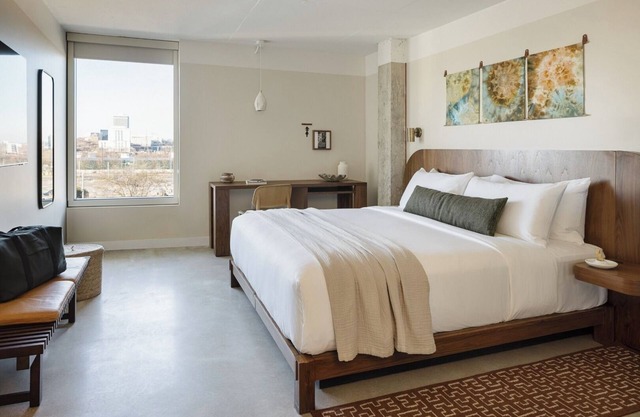 Modern Luxury Meets Southern Charm: Convenient City View Unit