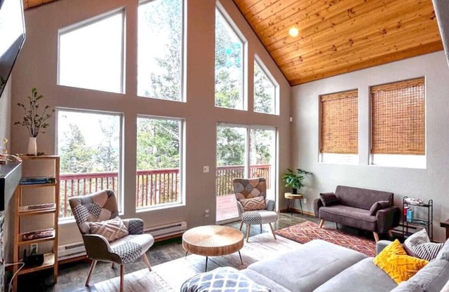 Modern Mountain Cabin | Family & Pet-Friendly with Views, Wildlife, & Wi-Fi