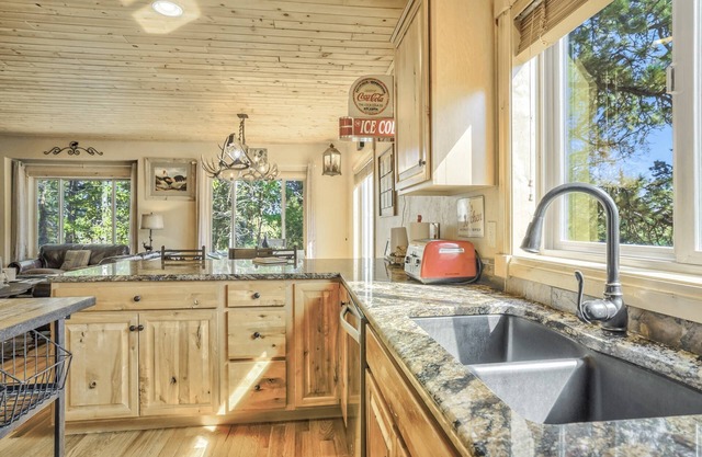 Modern Mountain Home, Internet, WiFi, Dog Friendly with Fee