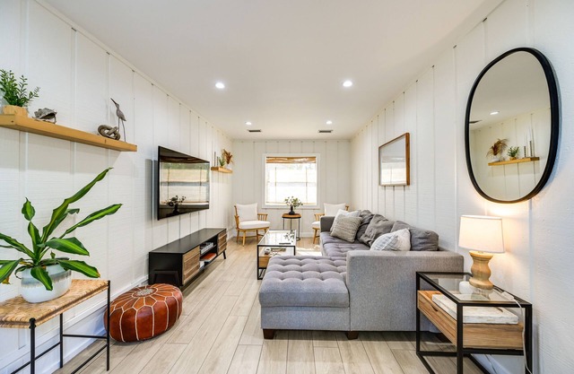 Modern Naples Duplex Home ~ 7 Mi to Beach!
