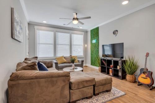 Modern Nations Condo - Walkable - 5 Mi Downtown
