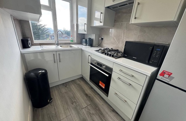 Modern New 2 Bed Apartment with Kitchen and Laundrette - Family/Couple Friendly