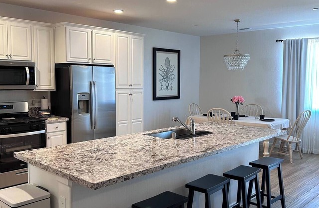 Modern Newly Built 3 BD with 4 beds/2 BA Home - Near 3 Nat. Parks & 3 major HWYs