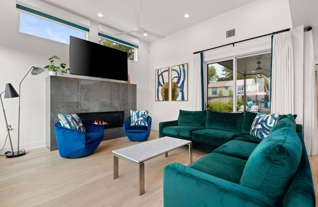 Modern Oasis in East ATX, Sleeps 8, Parking, Pooln
