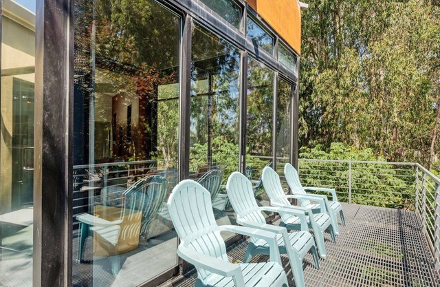 Modern Oasis – Walk to Moran Lake & Beach from this Peaceful Retreat
