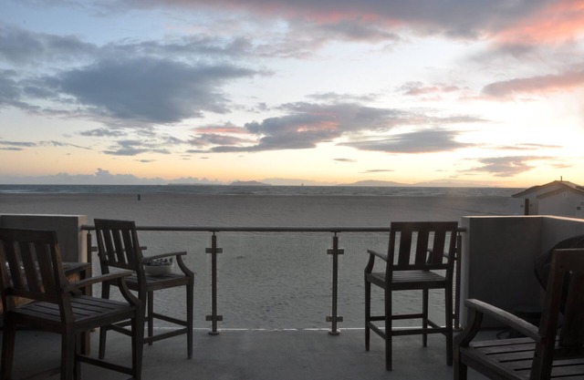 MODERN OCEANFRONT 4 BD 3 BA HOUSE - 180° UNOBSTRUCTED OCEAN VIEWS !