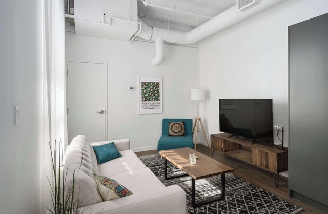 Modern One-Bedroom|Downtown Steps from Centre Bell
