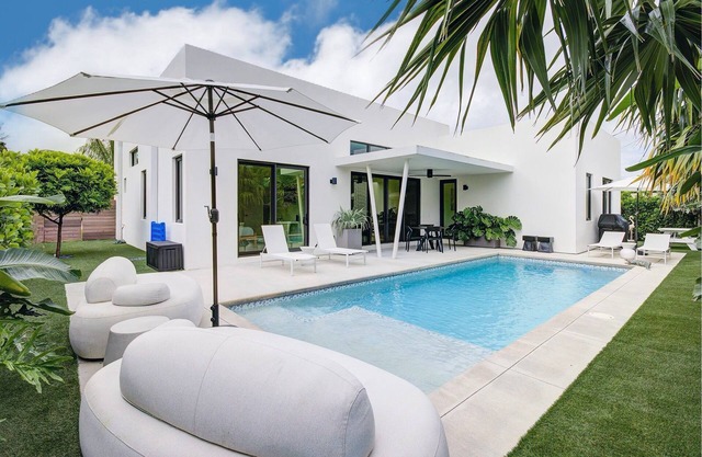 MODERN PALMS — Saltwater Pool, Gym, BBQ Grill, Yoga Area, Board Games