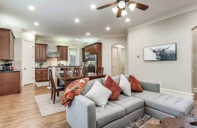 Modern & Pet-friendly Haven by Downtown Dallas & Greenville!
