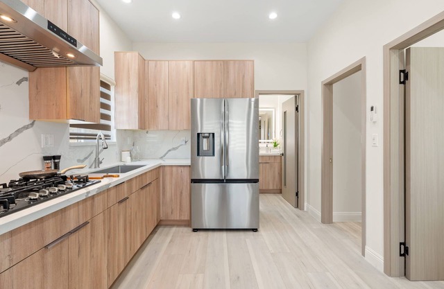 Modern Private Home w Full Kitchen Parking