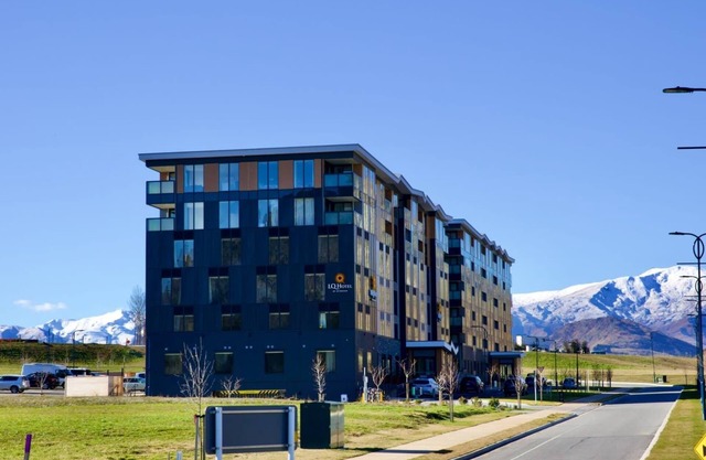 Modern Queenstown Studio Near Airport & Shops