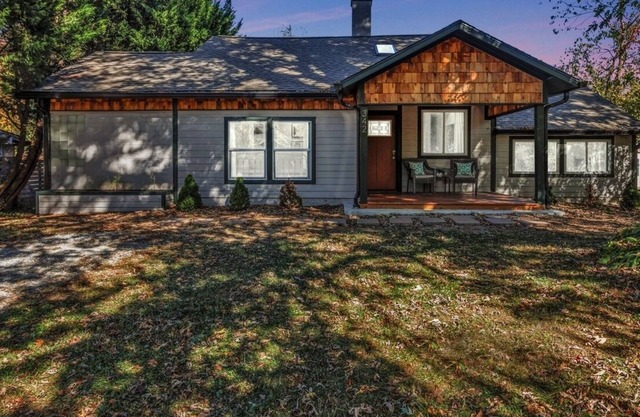 MODERN QUIET COMFORT-HOTTUB-24 MINS TO ASHEVILLE