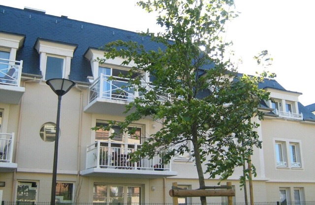 Modern, quiet second-floor 2 bedroom apartment with internet access in Cabourg