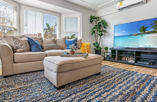 Modern Renovated 4BR Estate Mins to Beach/Airport