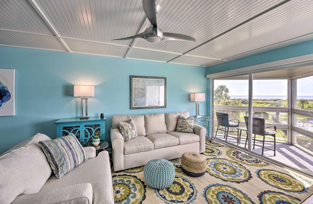 Modern, renovated condo on Harbor Island!