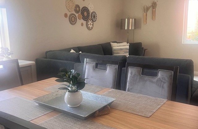 Modern Retreat in Green Valley. Community Pool and Hot Tub a block away!