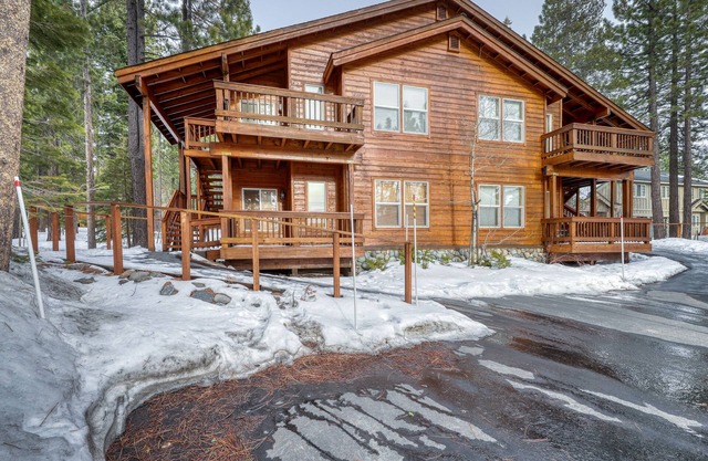 Modern retreat w/wooden touches, shared hot tub, pool, sauna, basket & tennis