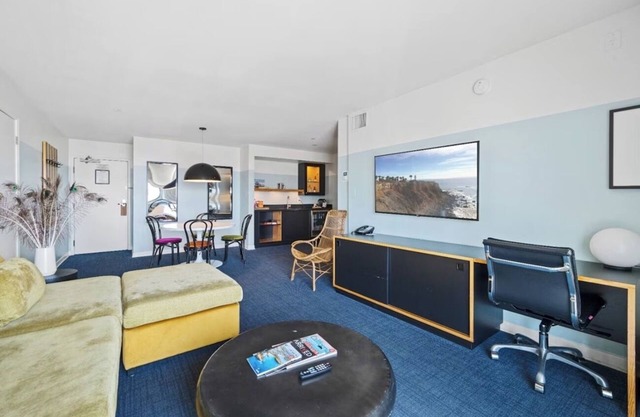 Modern Room in Venice Beach | Balcony | Rooftop | Free Breakfast