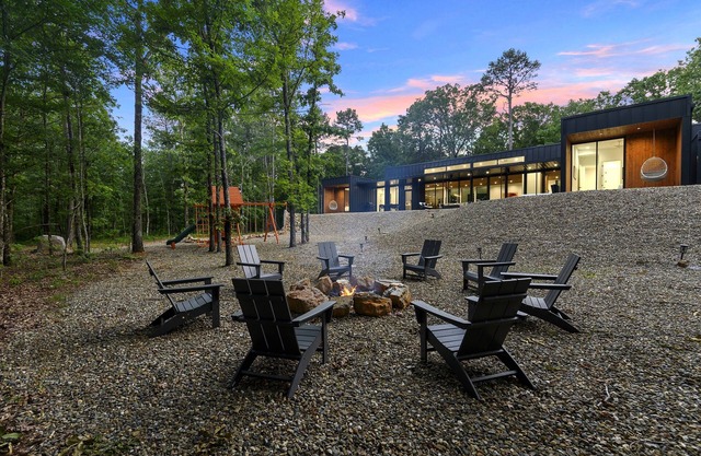 Modern Sanctuary | Hot Tub EV 3 King Suites