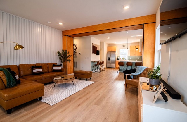 Modern Spacious 3 Story home w/3 Vanity rooms. 5 minutes to BNA, 10 to Opry