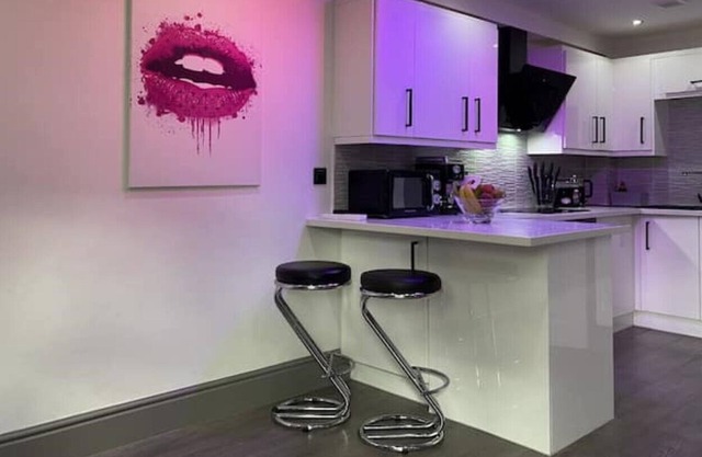 Modern, Spacious Apartment with Parking /20 minutes to Central Lo