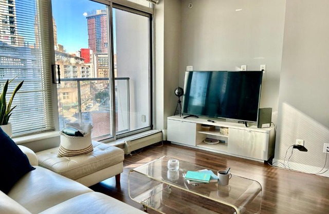 Modern spacious Apt plus Solarium and Den in Downtown Vancouver with Parking and Pool
