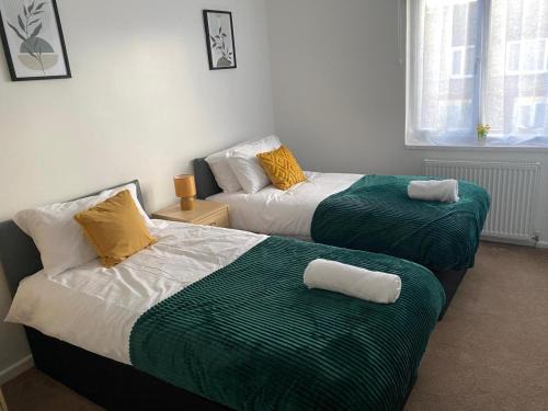 Modern Spacious Home with Garden in Harlow, Suitable for Contractors & Relocators