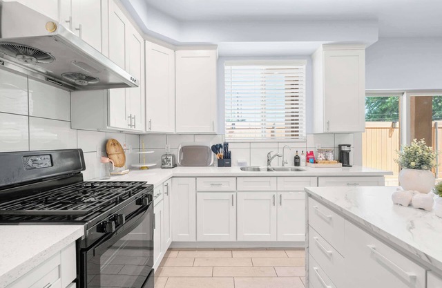 Modern Spacious Home Bright, Family Group Friendly