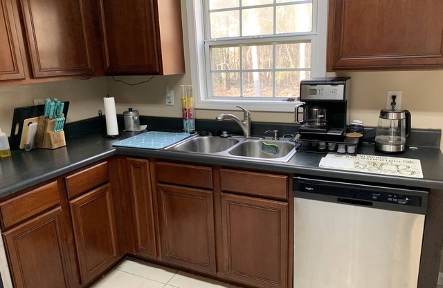 Modern, Spacious Home -- 5 min walk from tennis courts and comm. pool