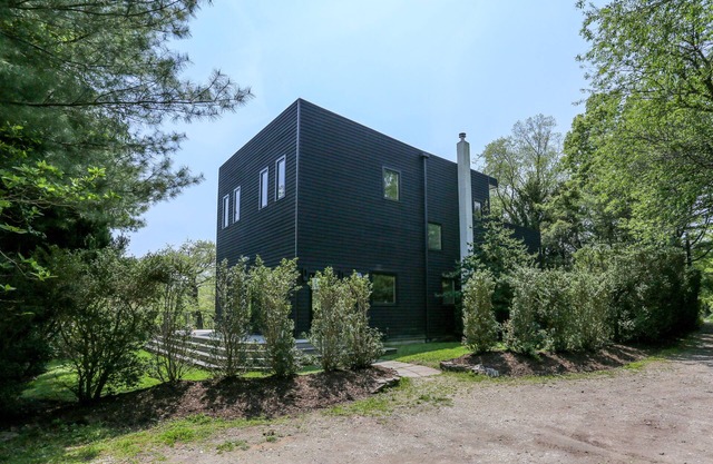 Modern Spacious House located 5 minutes from the beach