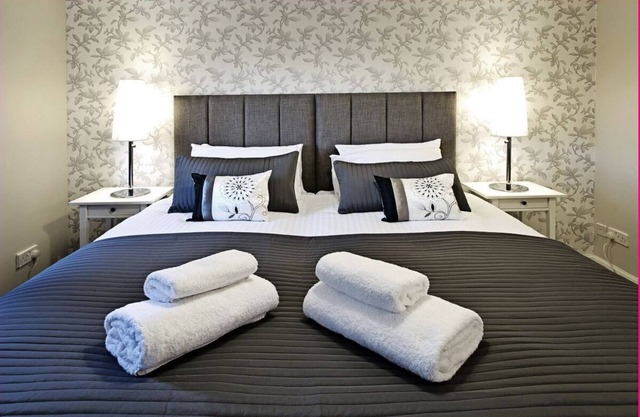 MODERN, SPECIOUS, CENTAL LOCATION, FREE CAR PARK, Wi-Fi, - SLEEPS 5
