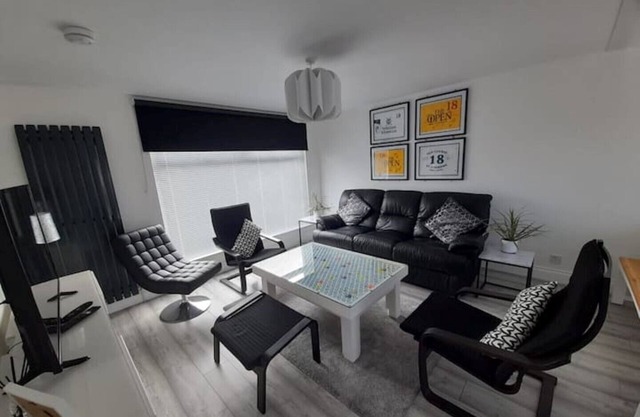 Modern St Andrews Golf 3 Bedroom House, Large Putting Green, Private Rear Garden
