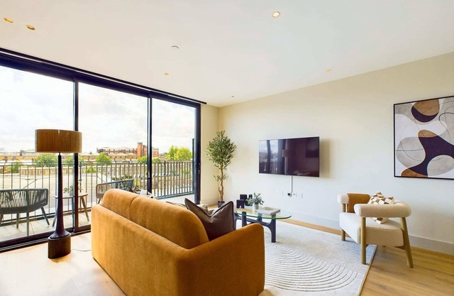 Modern St Pancras Apartment with Large Balcony