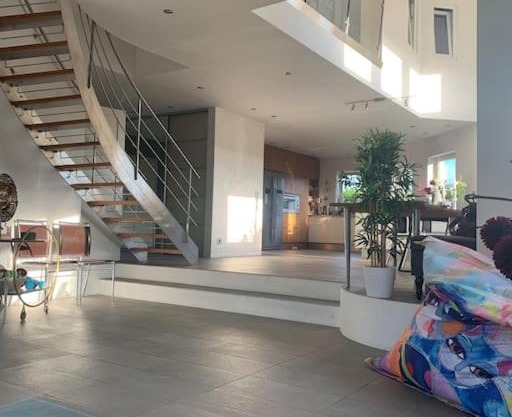 Modern stor villa nära havet och 10 min till city