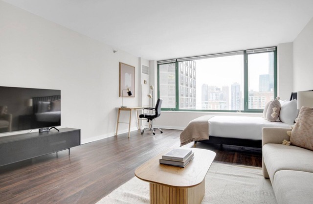 Modern Streeterville Studio w/Pool & Dog Run, near Beach, by Blueground