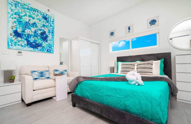 Modern Studio Apt Near Beach w/Rooftop Pool, Onsite Restaurants, etc.