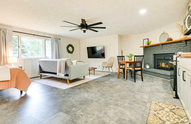 Modern Studio Less Than 13 Mi to Saratoga Racetrack!