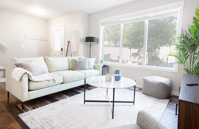 Modern & Stylish 3 Bedroom Townhouse