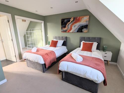 Modern & stylish 4 bed home with garden