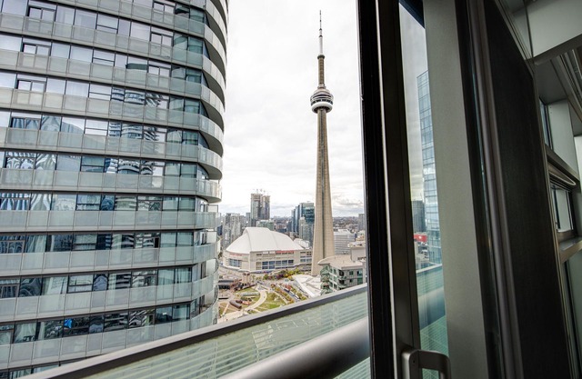 Modern Stylish Condo w/CN Tower view+Free Parking