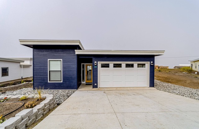 Modern & stylish getaway with fireplace, WiFi, AC, & W/D - walk to beach