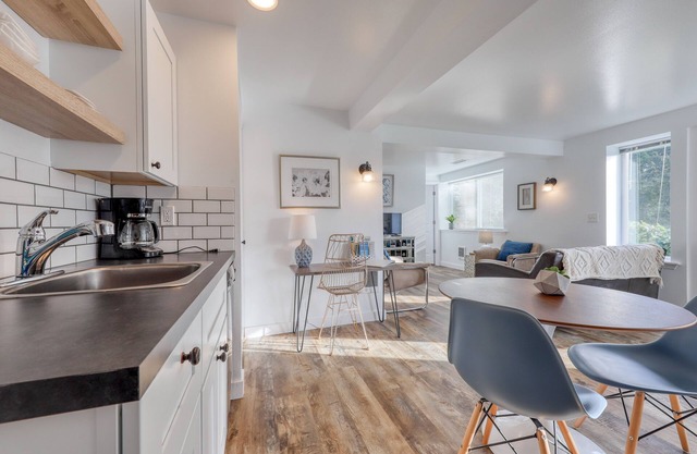 Modern, stylish guesthouse with views of Mt. Rainier & Gig Harbor
