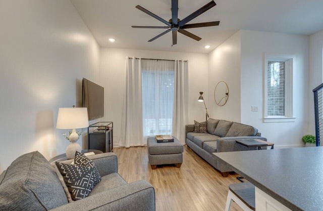 Modern & Stylish Townhome with Cozy Rooftop