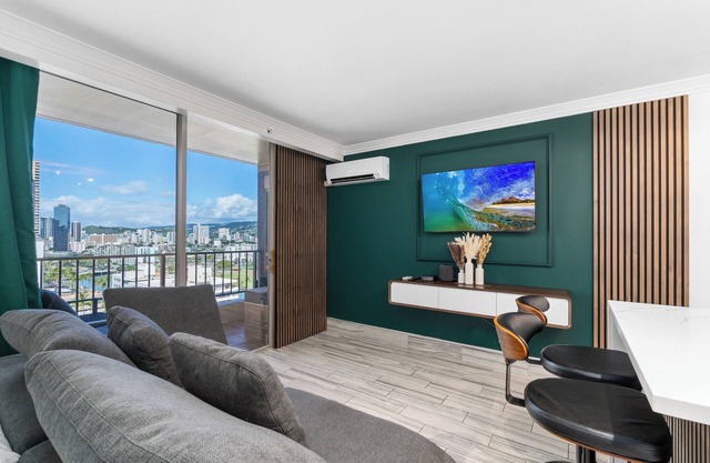 Modern Suite/Free Parking/View/AC/King Bed/Kitchen/Prime Location