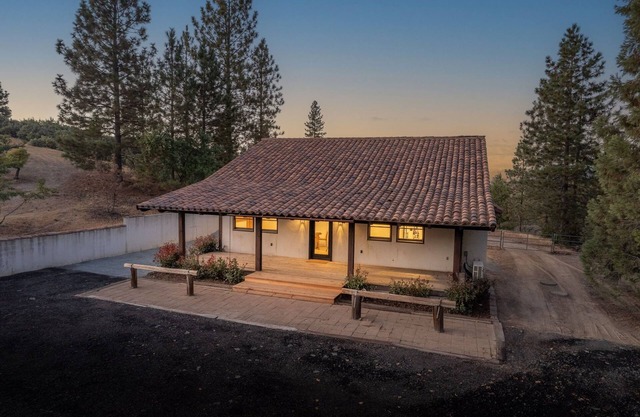 Modern suite pet friendly with AC adjacent to Yosemite National Park.
