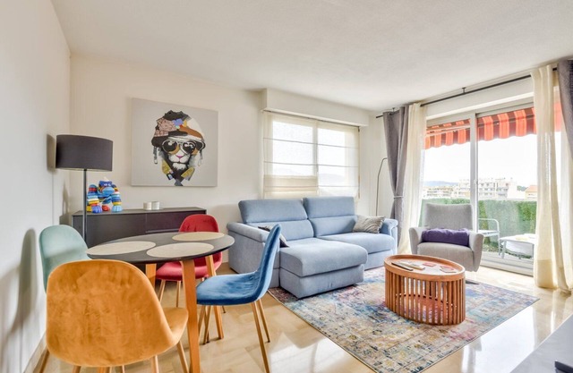 Modern T2 with balcony overlooking the city in Haut Nice