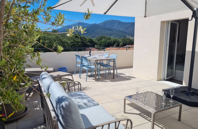 Modern T3 with large terrace, air conditioning and parking, 10 min from the beach